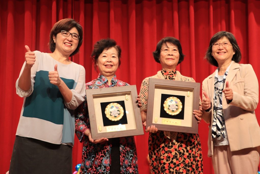 496位高市社會局志工授證 服務35年志工受表揚 496位高市社會局志工授證 服務35年志工受表揚