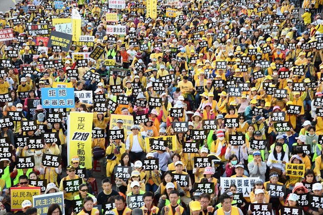 台灣黃背心運動開跑　人體骨牌推倒法稅高牆