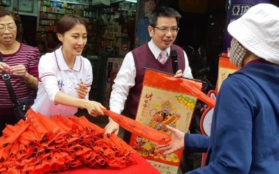 林雨蒼財神年曆　市長江聰淵親臨菜市場發送