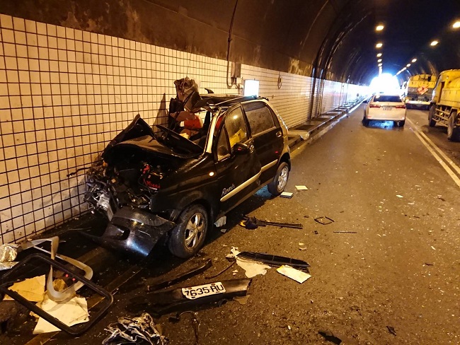 蘇澳鎮蘭陽隧道發生車禍　小客車追撞灑水車