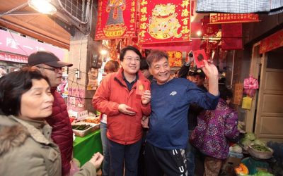 林右昌市長人氣紅不讓　訪視信義市場獲熱烈歡迎