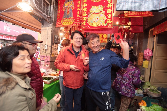 林右昌市長人氣紅不讓　訪視信義市場獲熱烈歡迎