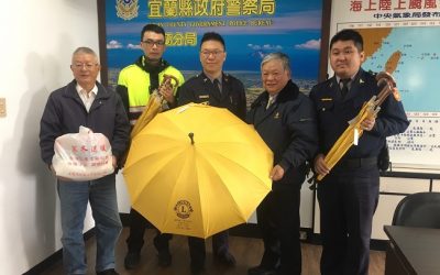 方便洽公民眾　宜蘭義警中隊長郝仁捐愛心傘