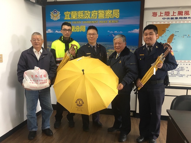 方便洽公民眾　宜蘭義警中隊長郝仁捐愛心傘