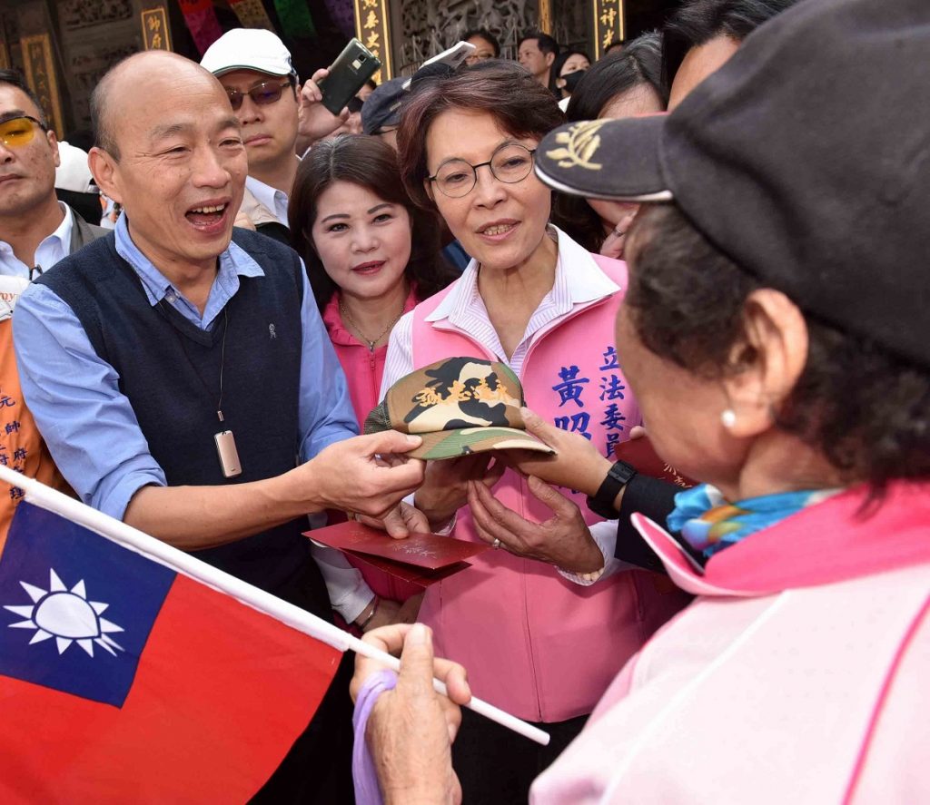 參拜左楠廟宇 　韓國瑜發紅包添喜氣