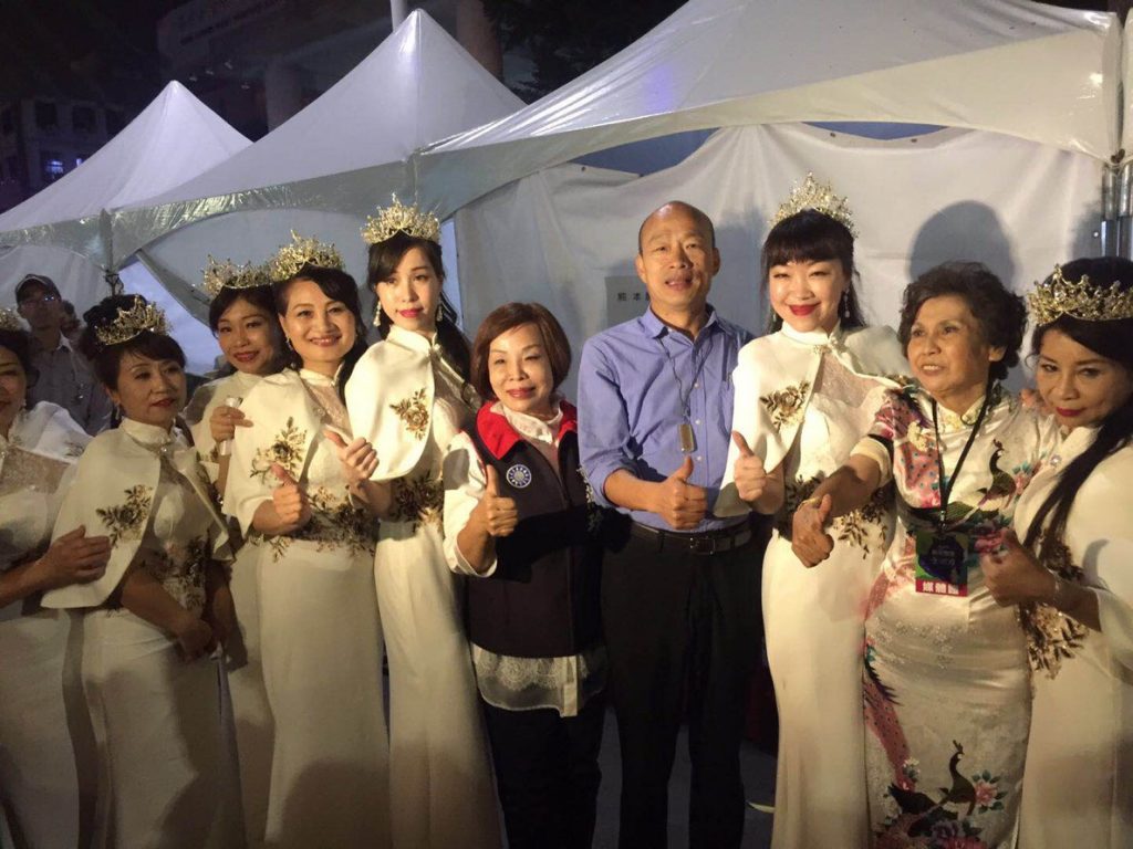 國際之夜現身杏仁茶攤位 韓市長為國旗妹加油打氣 國際之夜現身杏仁茶攤位 韓市長為國旗妹加油打氣