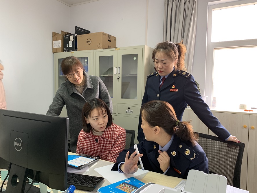 楊永紅：稅法宣傳進院門　法規手冊送到家