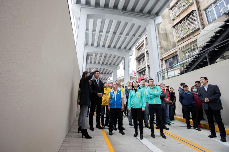 東大路機車地下道改造大變身　林智堅：機車族、行人都安心