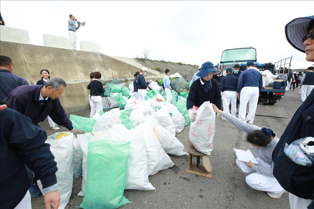 彰化千人漢寶濕地淨灘「大手牽小手、齊心護海洋」清出3頓多垃圾