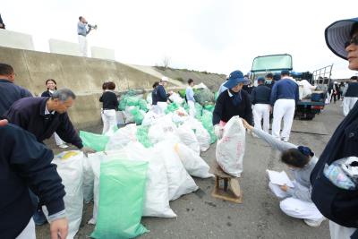 彰化千人漢寶濕地淨灘「大手牽小手、齊心護海洋」清出3頓多垃圾