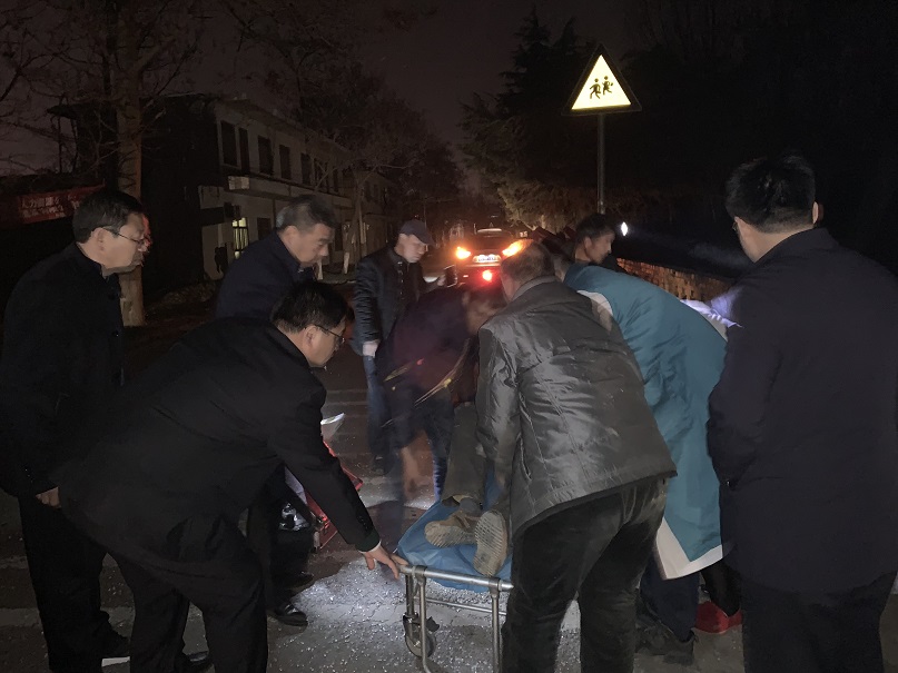 小型農用三輪車側翻邊溝　太陽渡街上火速營救
