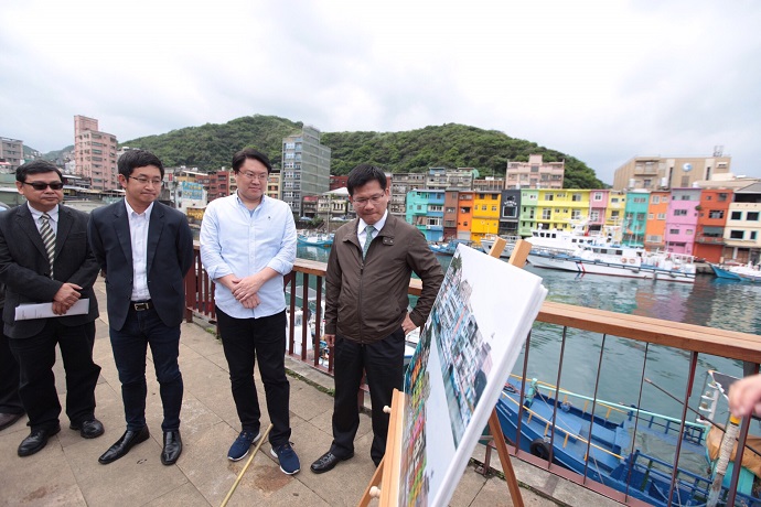 陪同交通部長走訪正濱色彩屋　林右昌帶動市民認同與周邊廊帶生命力