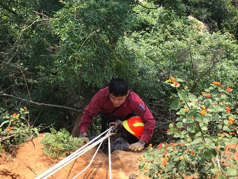 小摔落貓公石斷崖區　烈嶼消防火速救援