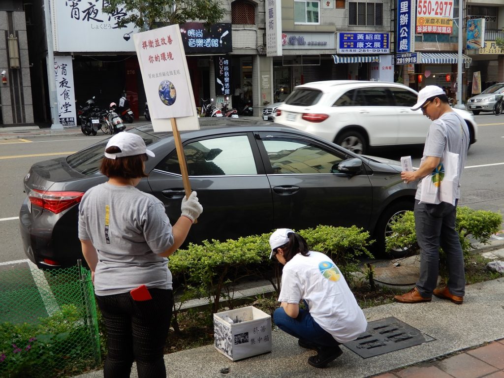 七賢二路花圃滿垃圾 環保民團響應淨街愛高雄 七賢二路花圃滿垃圾 環保民團響應淨街愛高雄