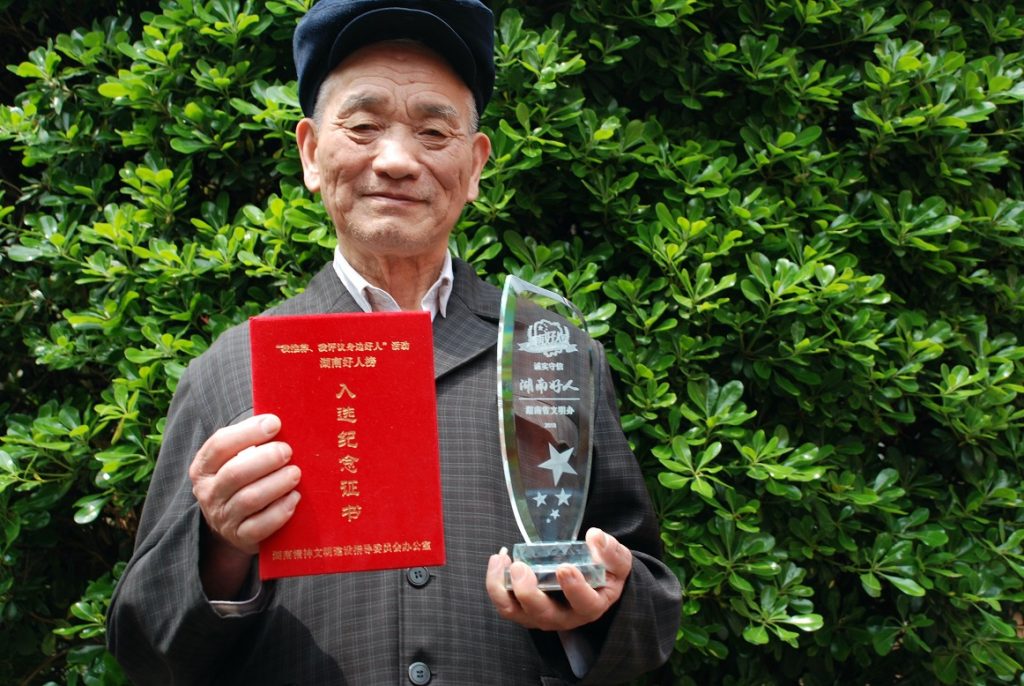 86歲抗美援朝志願軍向偉大母親賀節　廖連清博愛醫院為病人理髮