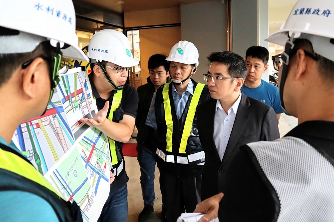 市代會前路面下陷 江聰淵市長關切施工進度 市代會前路面下陷 江聰淵市長關切施工進度