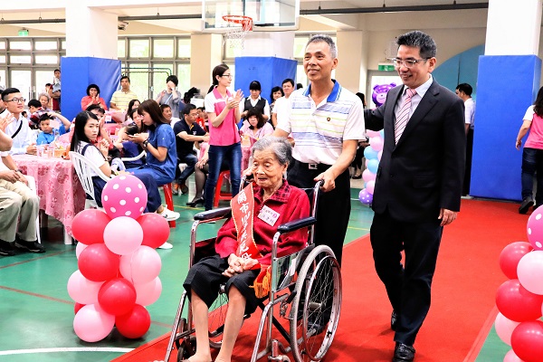 珍愛媽咪　宜蘭市表揚37位模範母親代表