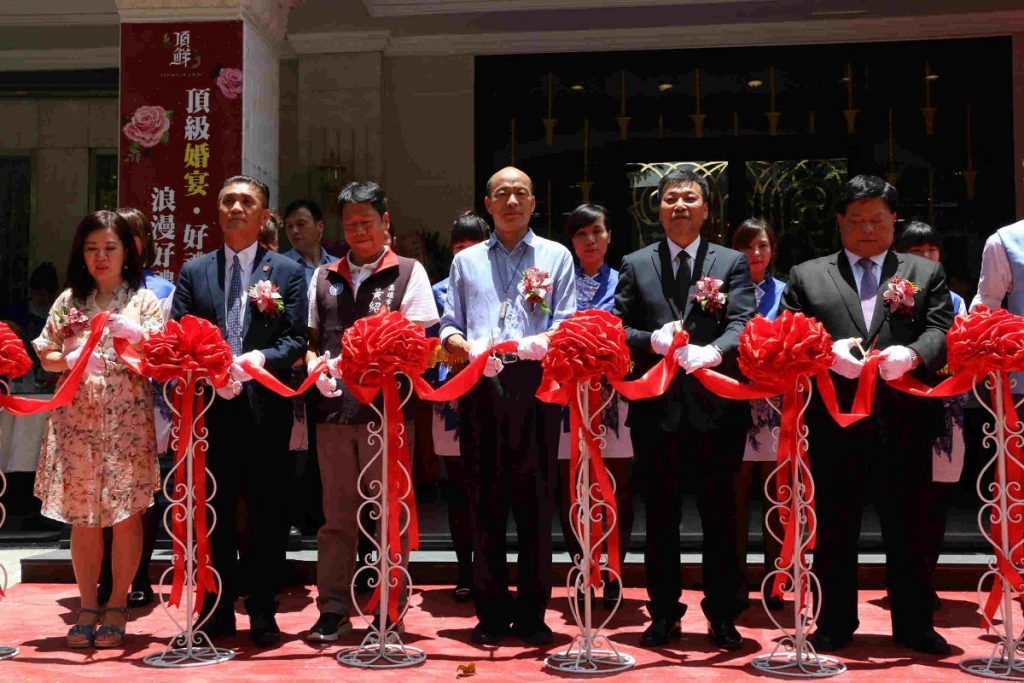 頂鮮擔仔麵開幕剪綵　韓國瑜期待高雄百業欣欣向榮