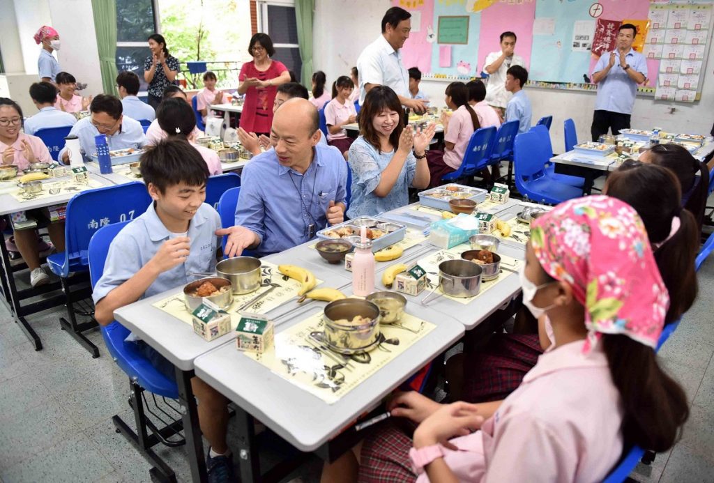 關心偏鄉學校供餐　韓國瑜與南隆國中共享午餐