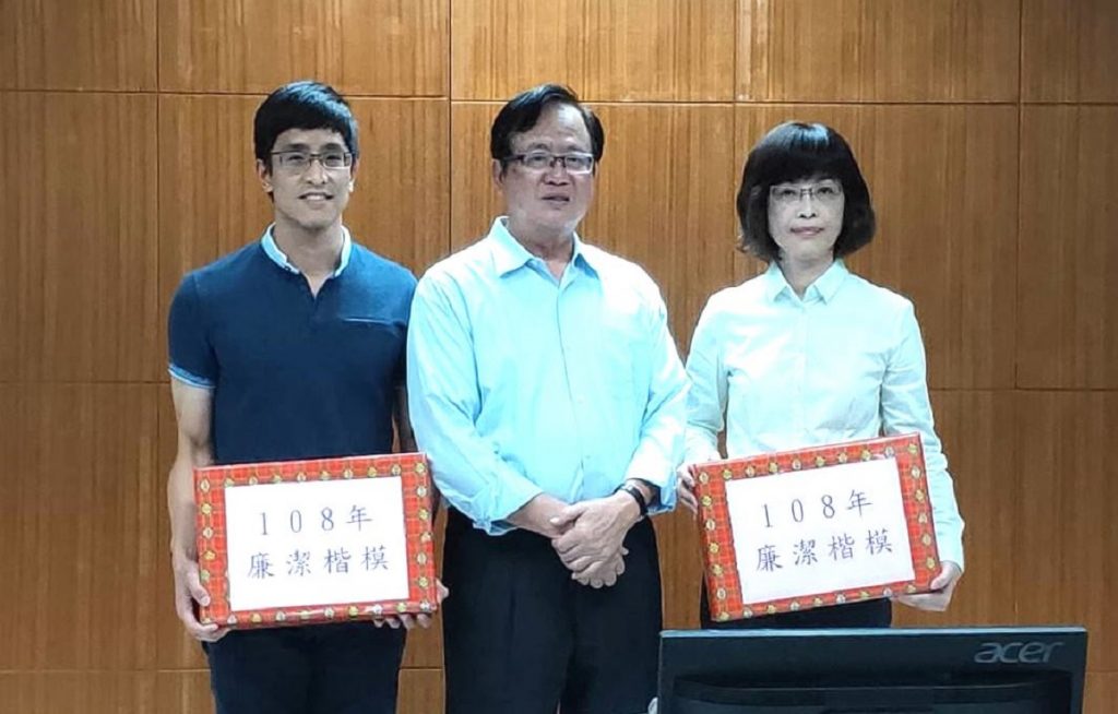 工務局公開表揚二位廉潔楷模工程人員