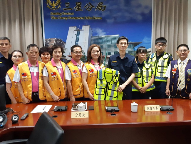 提升員警執勤安全　獅子會300F區捐贈新式反光背心