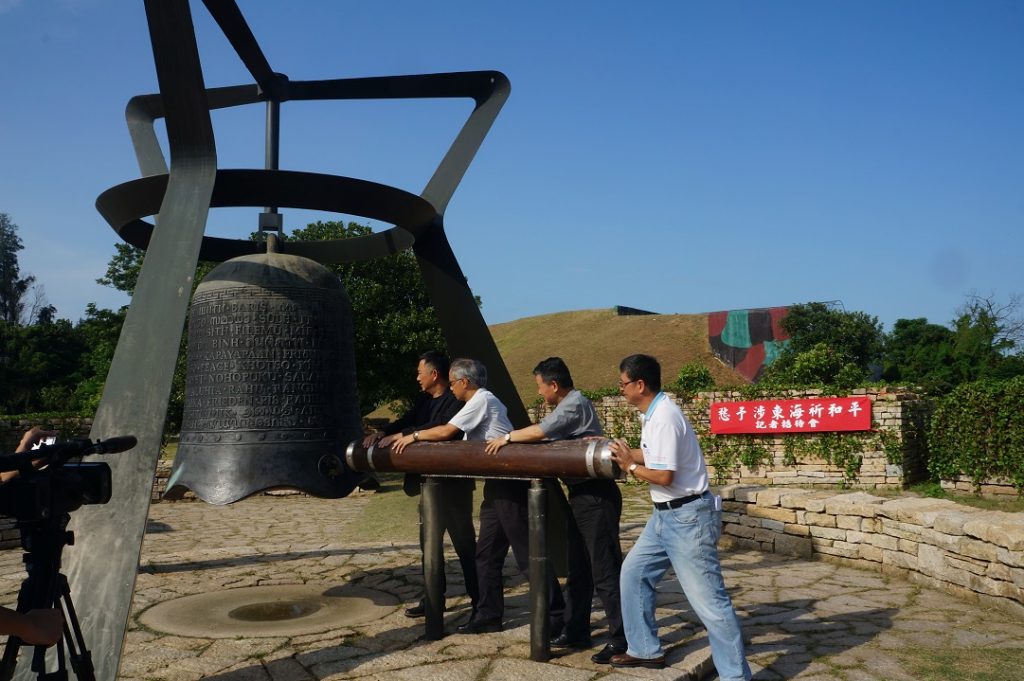 歡迎鄭愁予大師回金常駐 楊鎮浯長敲23響和平鐘 歡迎鄭愁予大師回金常駐 楊鎮浯長敲23響和平鐘