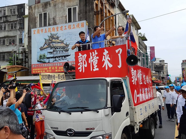 郭台銘宜蘭造勢展高人氣　五穀廟上香祈福