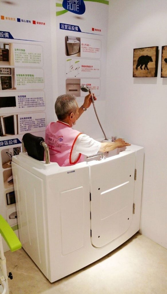 高雄智慧宅「走入式浴缸」　提供高齡長輩安全泡澡空間