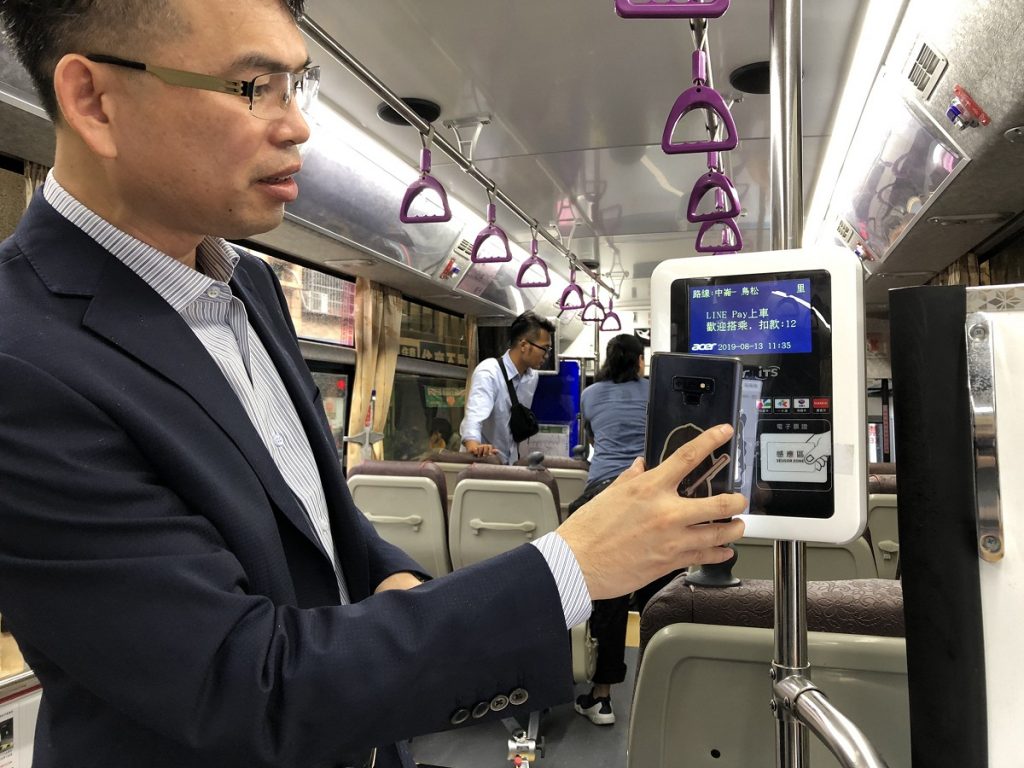高市公車橘線12、20及捷運全閘門　領先啟用LINE Pay乘車碼