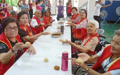 讓中秋亮起來　華山人瑞做月餅助孤老