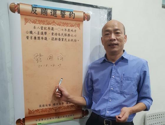 八月台灣　烏雲滿佈／李慶平