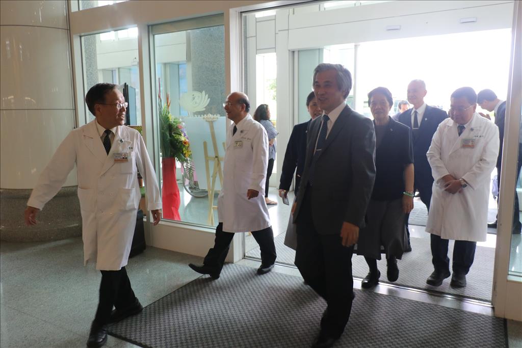 簡守信院長(左一)歡迎參與慈濟醫學年會貴賓。(台中慈濟醫院提供)