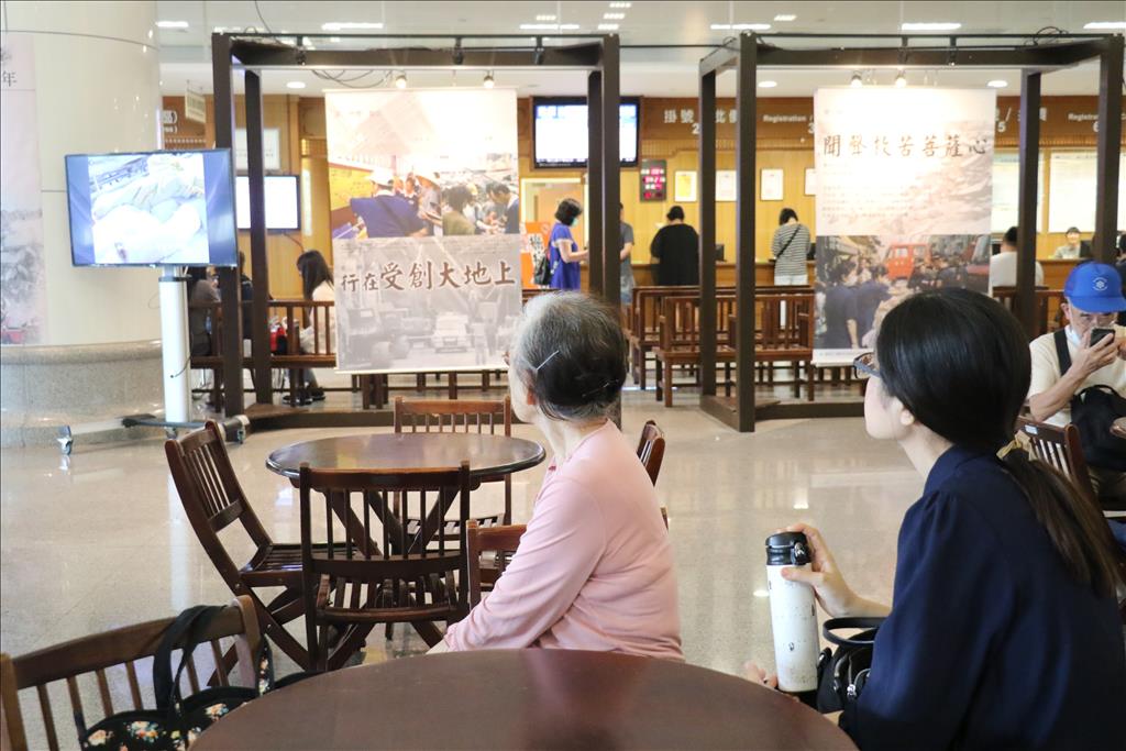 慈濟醫學年會適逢九二一地震廿周年,醫院大廳展出九二一相關海報與影片,吸引大眾目光。(台中慈濟醫院提供)