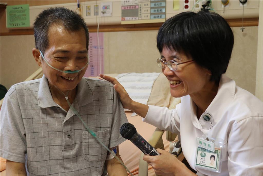 心蓮病房護理長黃美玲(右)記錄陳先生從不安到接受安寧治療心情。(台中慈濟醫院提供)