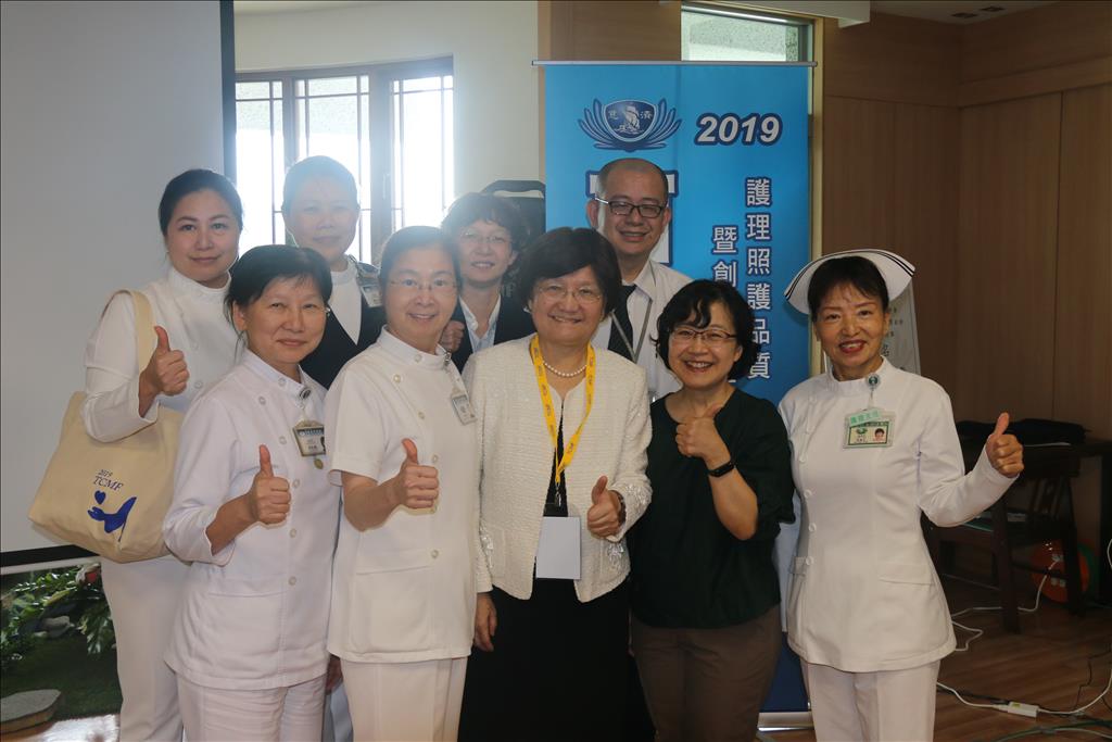 評審委員合影,考試委員李選(前排中)、章淑娟主委(前排左二)、慈濟大學助理教授陸秀芳(前排右二)。(台中慈濟醫院提供)