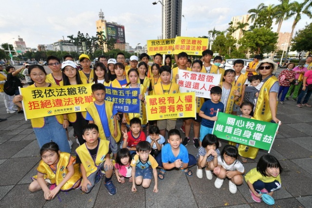 選賢與能搶救孩子未來 黃背心串聯高雄中山路 選賢與能搶救孩子未來 黃背心串聯高雄中山路