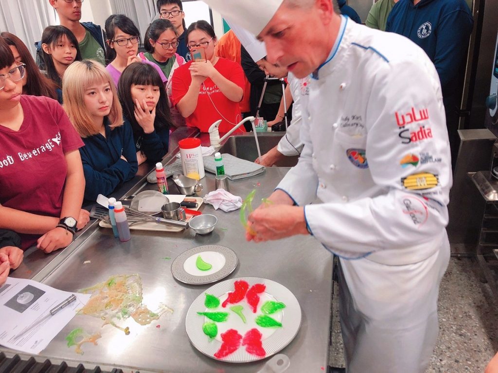 瑞士飯店管理大學校長Mr. Larmour、Chef Andreas　示範教學