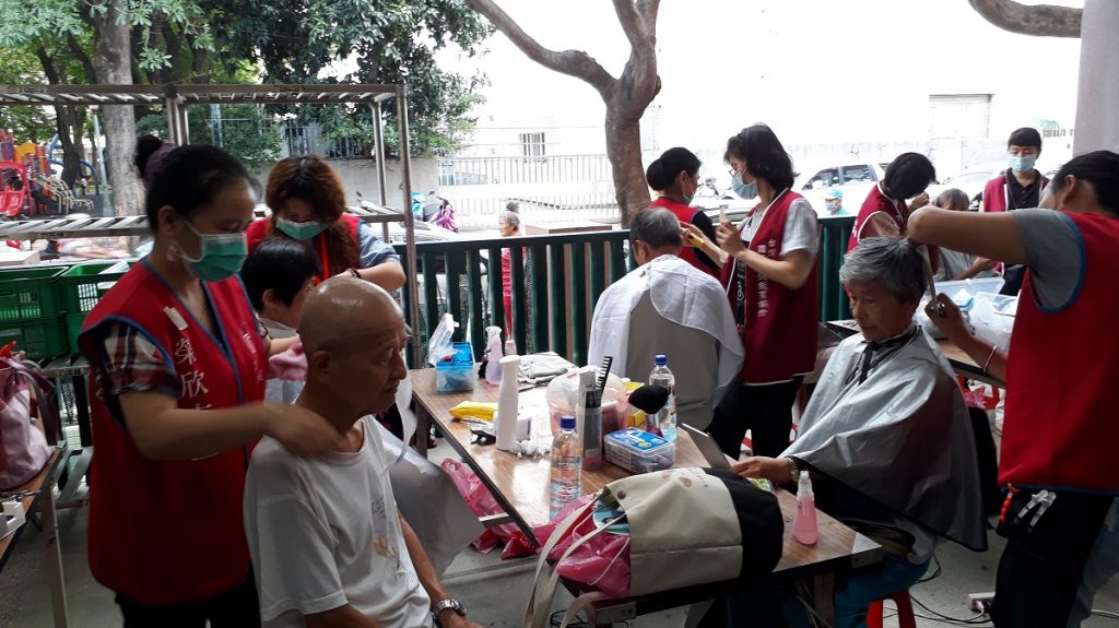 重陽節榮欣志工義剪  敬老傳愛久久