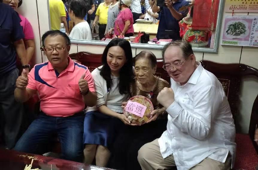 李招治致贈"凍蒜"一盤給李佳芬,預祝韓國瑜高票當選。圖為李佳芬、國民黨新北市黨部主委李乾龍(右一)、李招治及其四媳長兄(左一)合影