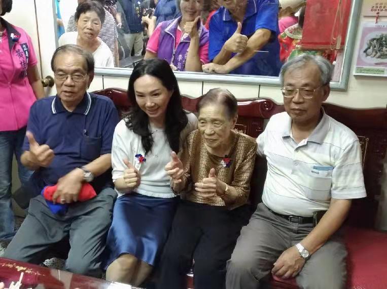 李佳芬與三重人瑞李招治(右二)及長子王耀興(左一)、王耀德次子(右一)合影