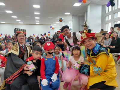 萬聖節五結鄉長扮皇帝與幼童歡喜走秀