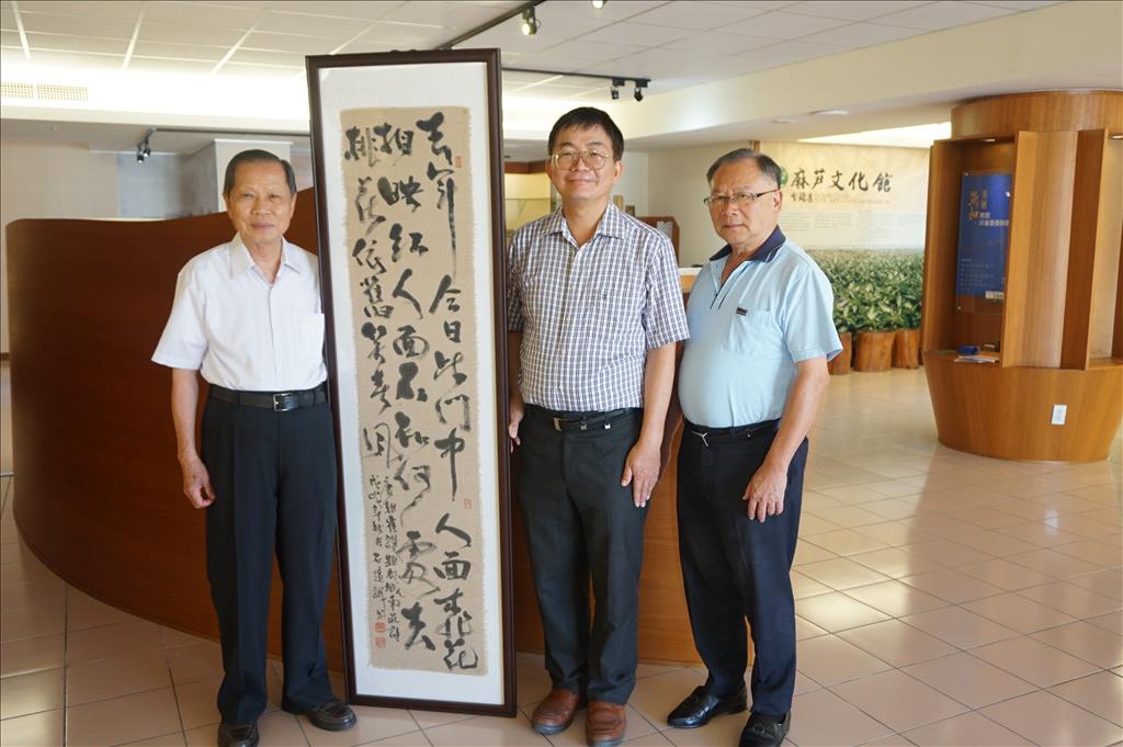 石遠誠致贈麻布媒材書法作品 萬和宮麻芛文化館增添內涵 石遠誠致贈麻布媒材書法作品 萬和宮麻芛文化館增添內涵