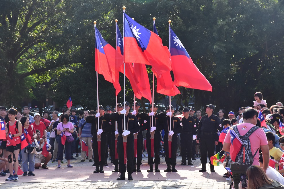 竹縣雙十國慶升旗典禮 民眾齊聲高唱國歌 竹縣雙十國慶升旗典禮 民眾齊聲高唱國歌
