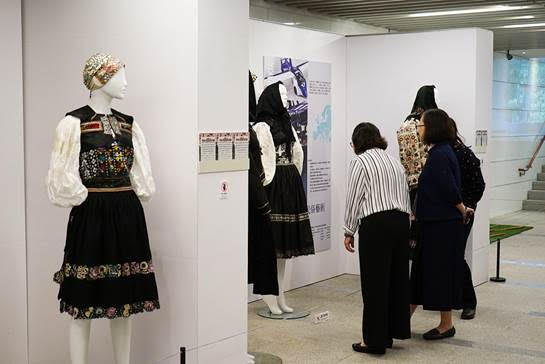 百年滄桑的中歐傳統服飾　國資圖展至11/24