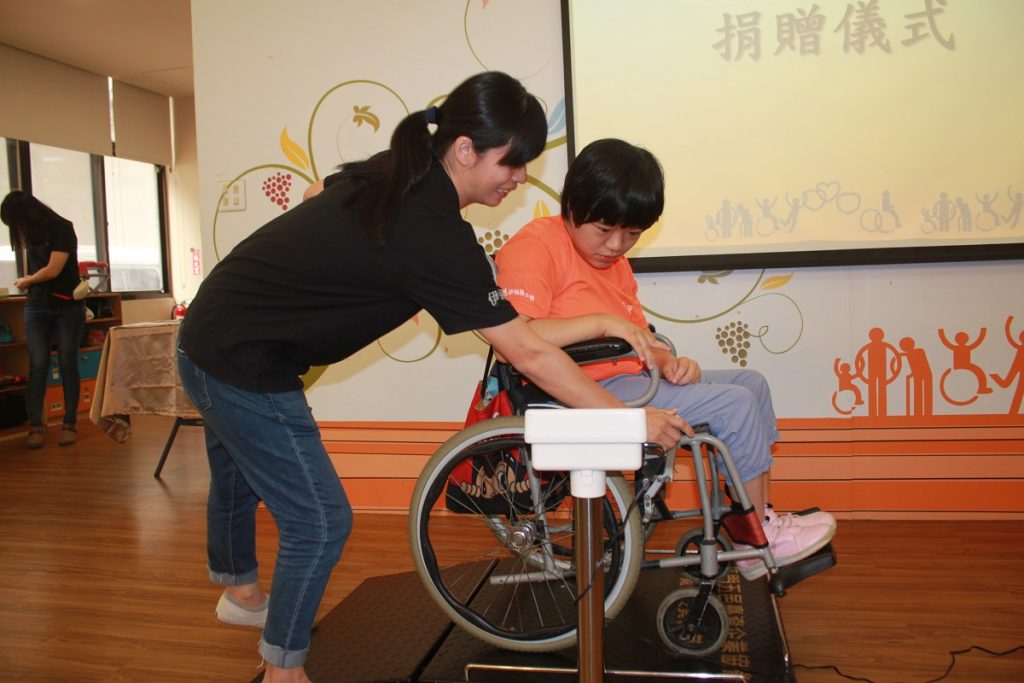 江門五邑台資企業協會婦女委員會捐贈輔具