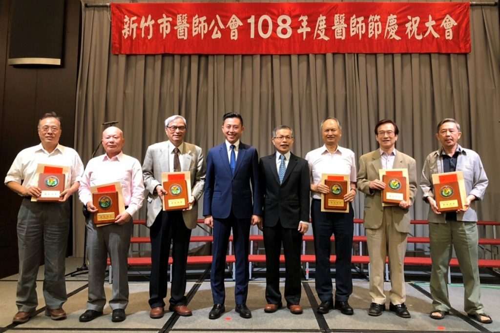 醫師節慶祝大會 　林智堅親自表揚27位資深醫師致最高敬意