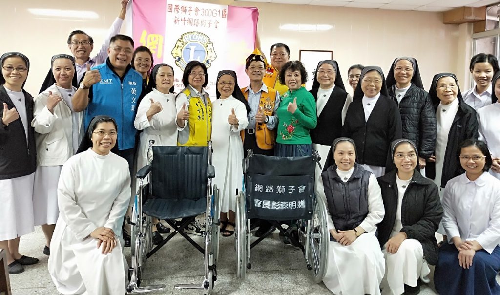 新竹市網路獅子會捐贈輪椅　給耶穌肋傷修女會的修女
