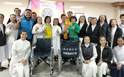 新竹市網路獅子會捐贈輪椅　給耶穌肋傷修女會的修女