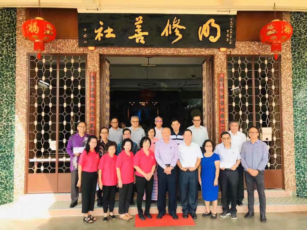 明修善社婦女組愛心捐款4萬5990令吉贈於學校和社團