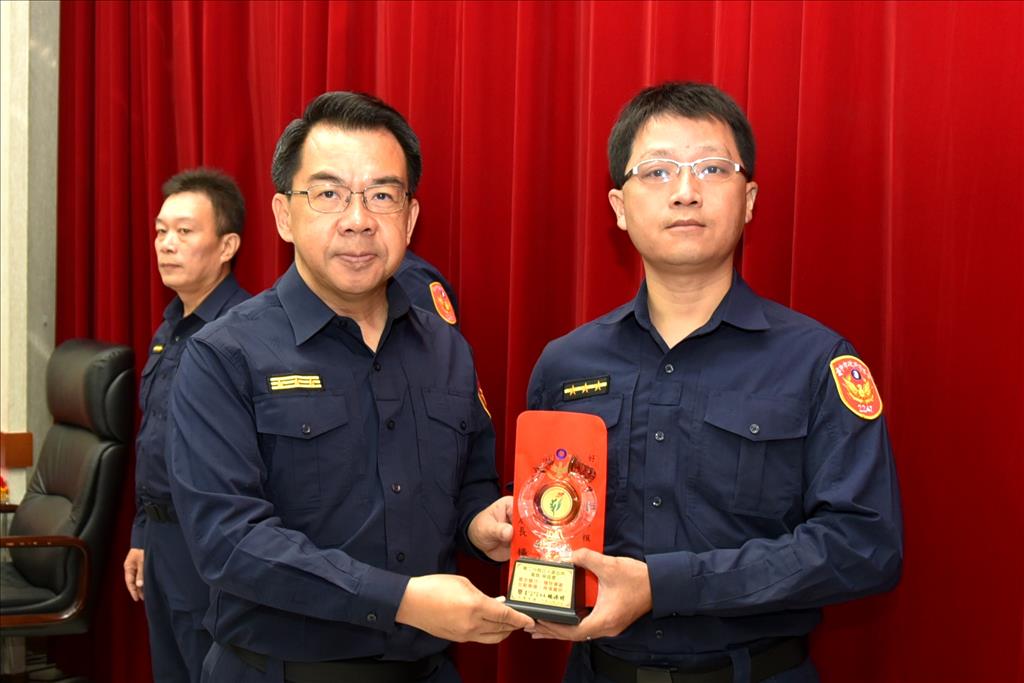 吳宙澄搶救輕生女榮膺好人好事楷模 吳宙澄搶救輕生女榮膺好人好事楷模
